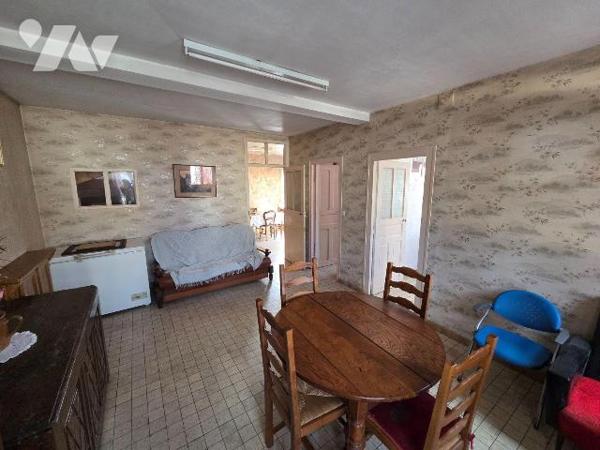 A vendre à CEAUCE (61), une maison en pierres comprenant une cuisine, salle à manger-salon, bur...