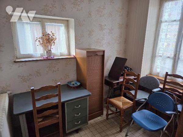 A vendre à CEAUCE (61), une maison en pierres comprenant une cuisine, salle à manger-salon, bur...