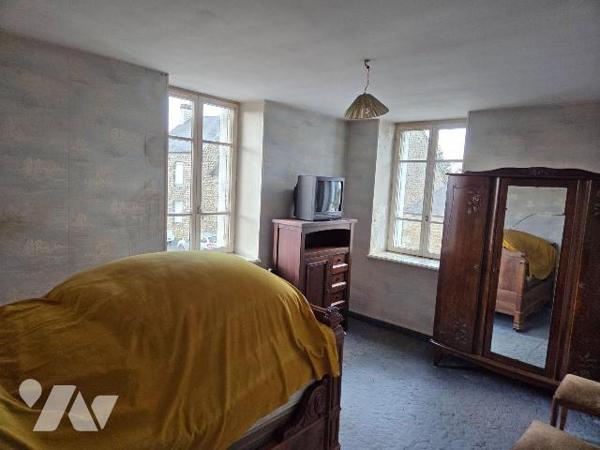 A vendre à CEAUCE (61), une maison en pierres comprenant une cuisine, salle à manger-salon, bur...