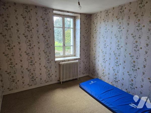 A vendre à CEAUCE (61), une maison en pierres comprenant une cuisine, salle à manger-salon, bur...