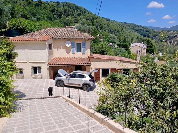 Bas de villa familial, 2 appartements Tourrette Levens 5 pièces 120 m2, terrain 2600m2