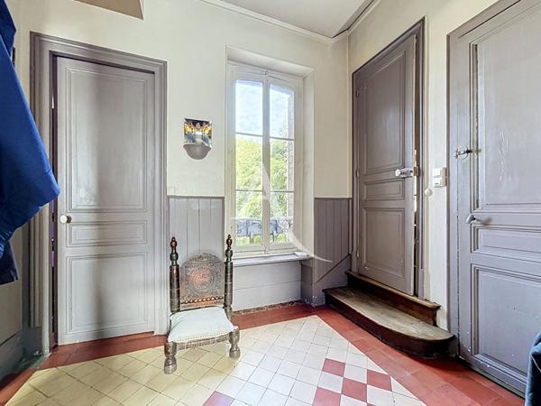 Maison de ville d'environ 149m² au sol située à Mantes la jolie, proche des commodités et de la gare
