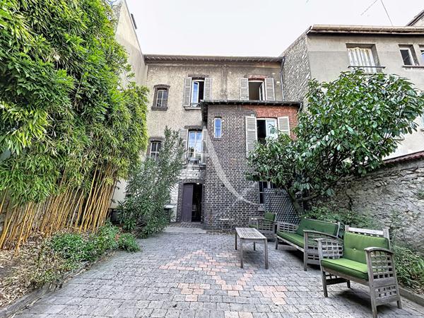 Maison de ville d'environ 149m² au sol située à Mantes la jolie, proche des commodités et de la gare