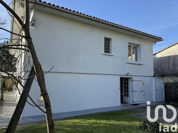 Maison traditionnelle 7 pièces de 151 m² à Jonzac (17500)