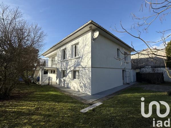 Maison traditionnelle 7 pièces de 151 m² à Jonzac (17500)