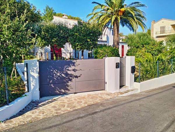 Roquebrune-sur-Argens (83380) Issambres aperçu mer , bel appartement en rez-de-jardin de 100m² rénové avec terrain 400 m²