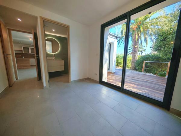 Roquebrune-sur-Argens (83380) Issambres aperçu mer , bel appartement en rez-de-jardin de 100m² rénové avec terrain 400 m²