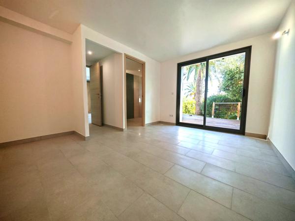 Roquebrune-sur-Argens (83380) Issambres aperçu mer , bel appartement en rez-de-jardin de 100m² rénové avec terrain 400 m²