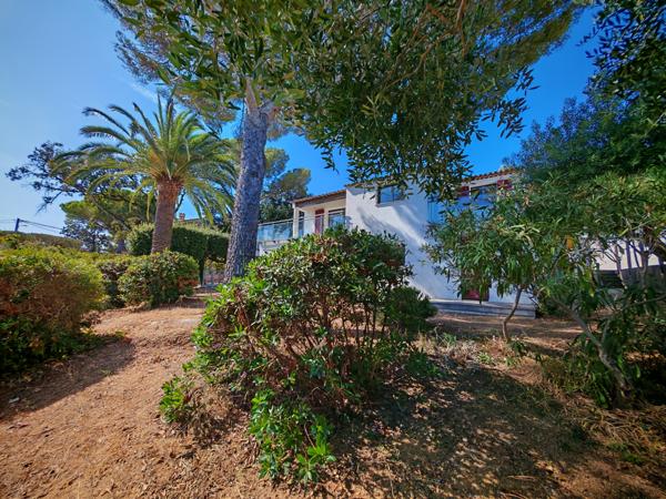 Roquebrune-sur-Argens (83380) Issambres aperçu mer , bel appartement en rez-de-jardin de 100m² rénové avec terrain 400 m²