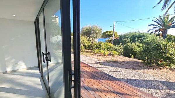 Roquebrune-sur-Argens (83380) Issambres aperçu mer , bel appartement en rez-de-jardin de 100m² rénové avec terrain 400 m²