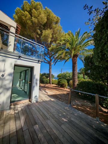 Roquebrune-sur-Argens (83380) Issambres aperçu mer , bel appartement en rez-de-jardin de 100m² rénové avec terrain 400 m²