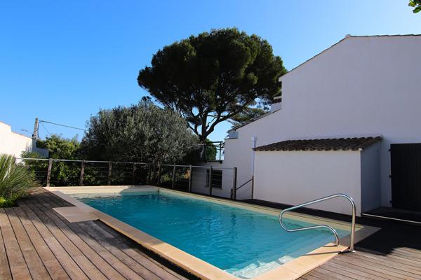 Roquebrune-sur-Argens (83380) Issambres aperçu mer , bel appartement en rez-de-jardin de 100m² rénové avec terrain 400 m²