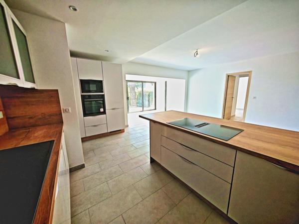 Roquebrune-sur-Argens (83380) Issambres aperçu mer , bel appartement en rez-de-jardin de 100m² rénové avec terrain 400 m²