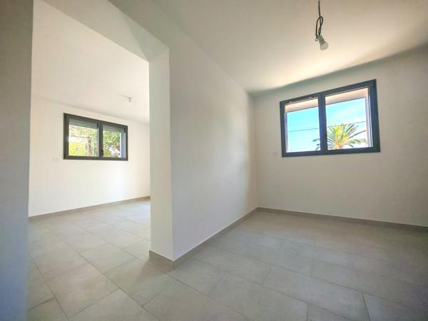 Roquebrune-sur-Argens (83380) Issambres aperçu mer , bel appartement en rez-de-jardin de 100m² rénové avec terrain 400 m²
