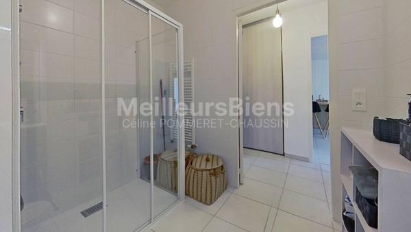 Appartement de 52m² avec un garage fermé.