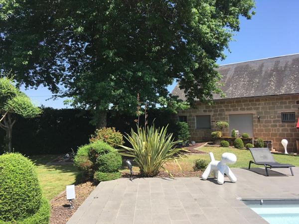 Superbe longère à vendre entièrement rénovée aux portes du Périgord Noir - 4 suites - 1 bureau - Piscine - Tennis - Basket - Parc d'environ 7 000 m²