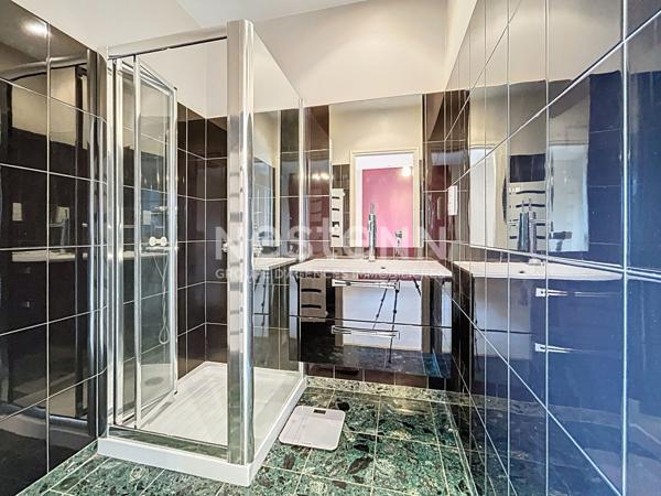 Superbe longère à vendre entièrement rénovée aux portes du Périgord Noir - 4 suites - 1 bureau - Piscine - Tennis - Basket - Parc d'environ 7 000 m²