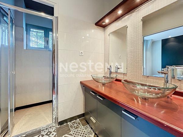 Superbe longère à vendre entièrement rénovée aux portes du Périgord Noir - 4 suites - 1 bureau - Piscine - Tennis - Basket - Parc d'environ 7 000 m²