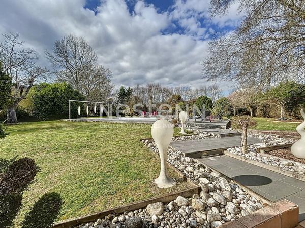 Superbe longère à vendre entièrement rénovée aux portes du Périgord Noir - 4 suites - 1 bureau - Piscine - Tennis - Basket - Parc d'environ 7 000 m²