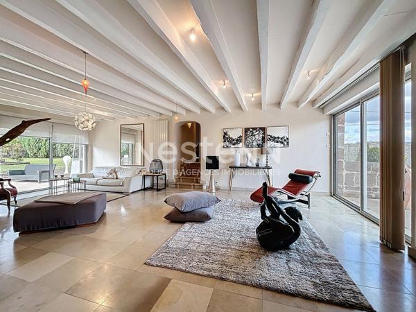 Superbe longère à vendre entièrement rénovée aux portes du Périgord Noir - 4 suites - 1 bureau - Piscine - Tennis - Basket - Parc d'environ 7 000 m²