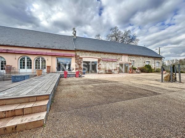 Superbe longère à vendre entièrement rénovée aux portes du Périgord Noir - 4 suites - 1 bureau - Piscine - Tennis - Basket - Parc d'environ 7 000 m²