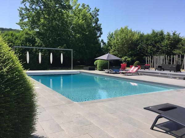 Superbe longère à vendre entièrement rénovée aux portes du Périgord Noir - 4 suites - 1 bureau - Piscine - Tennis - Basket - Parc d'environ 7 000 m²