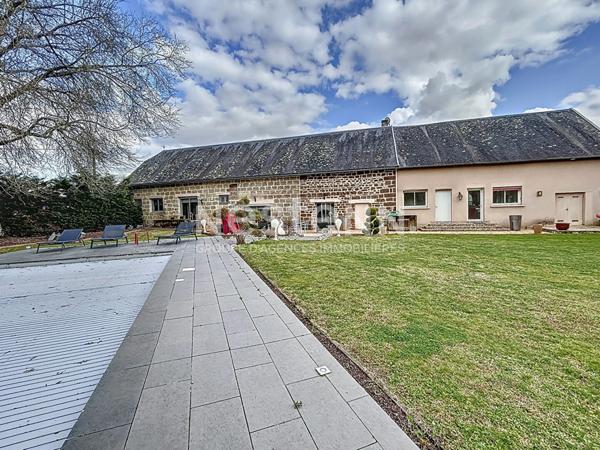 Superbe longère à vendre entièrement rénovée aux portes du Périgord Noir - 4 suites - 1 bureau - Piscine - Tennis - Basket - Parc d'environ 7 000 m²