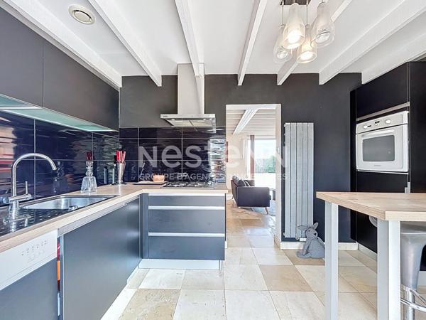 Superbe longère à vendre entièrement rénovée aux portes du Périgord Noir - 4 suites - 1 bureau - Piscine - Tennis - Basket - Parc d'environ 7 000 m²