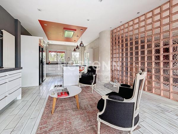 Superbe longère à vendre entièrement rénovée aux portes du Périgord Noir - 4 suites - 1 bureau - Piscine - Tennis - Basket - Parc d'environ 7 000 m²