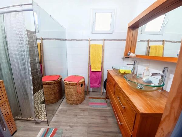 Propriété à vendre 3 logements de plain-pied, 9 pièces SAINTE ANNE GISSAC (971)