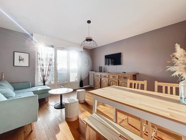 Sur la commune de Saint Jacques de la Landes ,à l’intérieur du périphérique Rennais. À proximité immédiate du métro, ligne de bus, écoles et espaces verts.