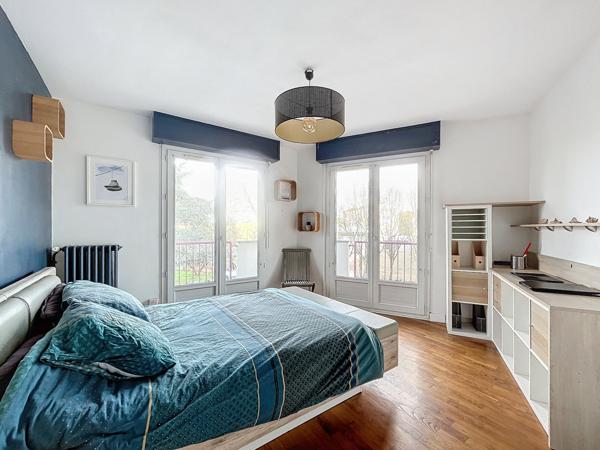 Sur la commune de Saint Jacques de la Landes ,à l’intérieur du périphérique Rennais. À proximité immédiate du métro, ligne de bus, écoles et espaces verts.