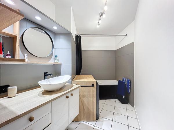 Sur la commune de Saint Jacques de la Landes ,à l’intérieur du périphérique Rennais. À proximité immédiate du métro, ligne de bus, écoles et espaces verts.