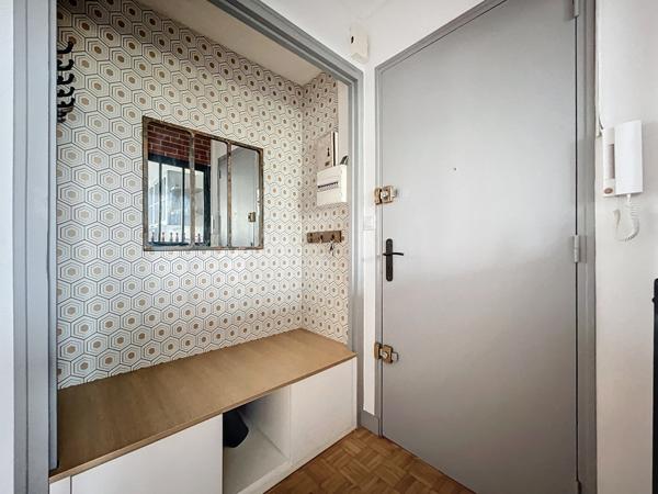 Sur la commune de Saint Jacques de la Landes ,à l’intérieur du périphérique Rennais. À proximité immédiate du métro, ligne de bus, écoles et espaces verts.