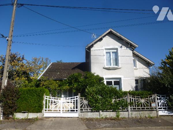 A Cosne-Cours-sur-Loire, à moins d'un kilomètre du centre-ville, dans un quartier calme,