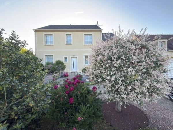 A 55 KM de PARIS. CORBREUSE 91410. Belle maison familiale de 163,04 M² loi carrez ( 189 M² habitable) avec 5/7 Chambres, garage et un beau jardin au calme..