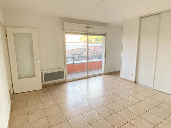 SAINTES RIVE DROITE APPARTEMENT AVEC PARKING ET BALCON