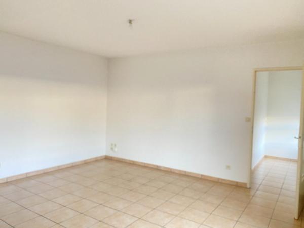 SAINTES RIVE DROITE APPARTEMENT AVEC PARKING ET BALCON