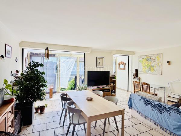 Idéalement située dans le quartier recherché de l'Avenue de la République à Meaux, cette maison mitoyenne en petite copropriété de 123m² loi Carrez et 152m² de surface au sol offre un cadre de vie pratique et agréable, à proximité immédiate des commerces, écoles et transports.

Dès l'entrée, vous découvrirez une vaste pièce de vie traversante de plus de 44 m² comprenant un séjour lumineux de 35 m² et une cuisine ouverte de 9 m², idéale pour partager de beaux moments en famille ou entre amis. Un WC indépendant complète ce niveau.

À l'étage, l'espace nuit se compose de trois belles chambres, d'une salle d'eau moderne ainsi que d'un second WC indépendant.

Le sous-sol aménagé constitue un véritable atout avec un garage, une chambre supplémentaire, une buanderie, une salle d'eau et un WC, offrant de nombreuses possibilités d'aménagement selon vos besoins.

À l'extérieur, vous profiterez d'un agréable jardin d'environ 180 m², parfait pour les repas en plein air, les jeux des enfants ou les moments de détente.

Les points forts :

Centre-ville de Meaux
Quartier Avenue de la République
Gare à moins de 15 minutes à pied
Commerces et écoles accessibles à pied
Belle pièce de vie de plus de 44 m²
3 chambres + chambre en sous-sol
Garage
Jardin d'environ 180 m²
Petite copropriété

Une maison fonctionnelle et idéalement située, offrant de beaux volumes et un emplacement privilégié pour une vie de famille confortable.