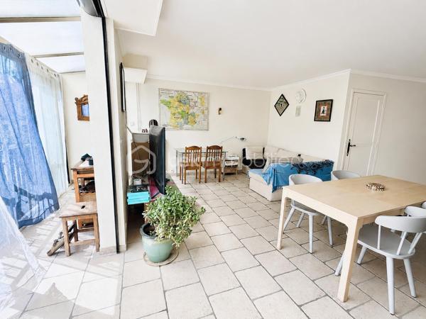 Idéalement située dans le quartier recherché de l'Avenue de la République à Meaux, cette maison mitoyenne en petite copropriété de 123m² loi Carrez et 152m² de surface au sol offre un cadre de vie pratique et agréable, à proximité immédiate des commerces, écoles et transports.

Dès l'entrée, vous découvrirez une vaste pièce de vie traversante de plus de 44 m² comprenant un séjour lumineux de 35 m² et une cuisine ouverte de 9 m², idéale pour partager de beaux moments en famille ou entre amis. Un WC indépendant complète ce niveau.

À l'étage, l'espace nuit se compose de trois belles chambres, d'une salle d'eau moderne ainsi que d'un second WC indépendant.

Le sous-sol aménagé constitue un véritable atout avec un garage, une chambre supplémentaire, une buanderie, une salle d'eau et un WC, offrant de nombreuses possibilités d'aménagement selon vos besoins.

À l'extérieur, vous profiterez d'un agréable jardin d'environ 180 m², parfait pour les repas en plein air, les jeux des enfants ou les moments de détente.

Les points forts :

Centre-ville de Meaux
Quartier Avenue de la République
Gare à moins de 15 minutes à pied
Commerces et écoles accessibles à pied
Belle pièce de vie de plus de 44 m²
3 chambres + chambre en sous-sol
Garage
Jardin d'environ 180 m²
Petite copropriété

Une maison fonctionnelle et idéalement située, offrant de beaux volumes et un emplacement privilégié pour une vie de famille confortable.