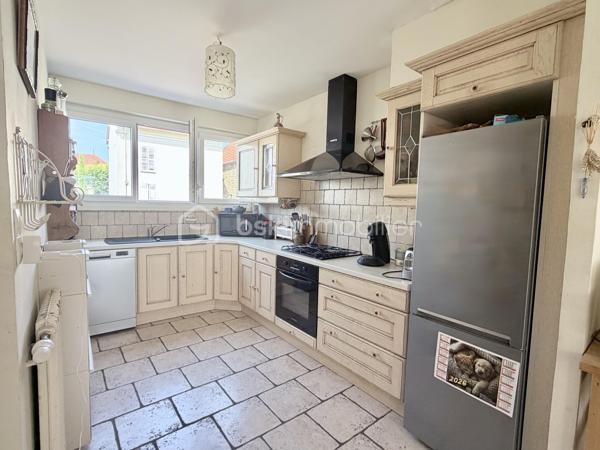 Idéalement située dans le quartier recherché de l'Avenue de la République à Meaux, cette maison mitoyenne en petite copropriété de 123m² loi Carrez et 152m² de surface au sol offre un cadre de vie pratique et agréable, à proximité immédiate des commerces, écoles et transports.

Dès l'entrée, vous découvrirez une vaste pièce de vie traversante de plus de 44 m² comprenant un séjour lumineux de 35 m² et une cuisine ouverte de 9 m², idéale pour partager de beaux moments en famille ou entre amis. Un WC indépendant complète ce niveau.

À l'étage, l'espace nuit se compose de trois belles chambres, d'une salle d'eau moderne ainsi que d'un second WC indépendant.

Le sous-sol aménagé constitue un véritable atout avec un garage, une chambre supplémentaire, une buanderie, une salle d'eau et un WC, offrant de nombreuses possibilités d'aménagement selon vos besoins.

À l'extérieur, vous profiterez d'un agréable jardin d'environ 180 m², parfait pour les repas en plein air, les jeux des enfants ou les moments de détente.

Les points forts :

Centre-ville de Meaux
Quartier Avenue de la République
Gare à moins de 15 minutes à pied
Commerces et écoles accessibles à pied
Belle pièce de vie de plus de 44 m²
3 chambres + chambre en sous-sol
Garage
Jardin d'environ 180 m²
Petite copropriété

Une maison fonctionnelle et idéalement située, offrant de beaux volumes et un emplacement privilégié pour une vie de famille confortable.