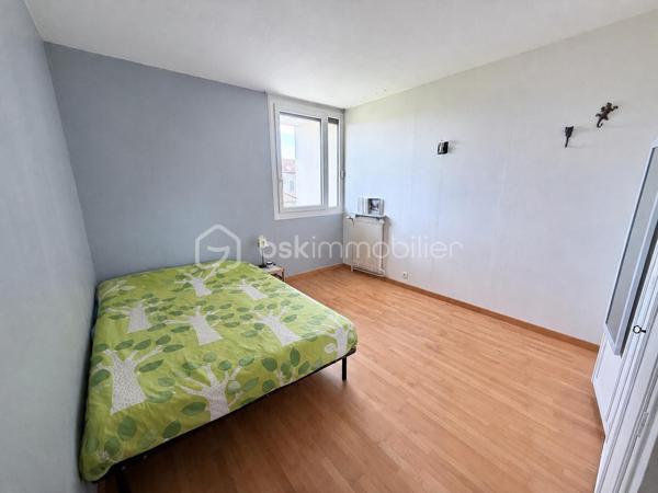 Idéalement située dans le quartier recherché de l'Avenue de la République à Meaux, cette maison mitoyenne en petite copropriété de 123m² loi Carrez et 152m² de surface au sol offre un cadre de vie pratique et agréable, à proximité immédiate des commerces, écoles et transports.

Dès l'entrée, vous découvrirez une vaste pièce de vie traversante de plus de 44 m² comprenant un séjour lumineux de 35 m² et une cuisine ouverte de 9 m², idéale pour partager de beaux moments en famille ou entre amis. Un WC indépendant complète ce niveau.

À l'étage, l'espace nuit se compose de trois belles chambres, d'une salle d'eau moderne ainsi que d'un second WC indépendant.

Le sous-sol aménagé constitue un véritable atout avec un garage, une chambre supplémentaire, une buanderie, une salle d'eau et un WC, offrant de nombreuses possibilités d'aménagement selon vos besoins.

À l'extérieur, vous profiterez d'un agréable jardin d'environ 180 m², parfait pour les repas en plein air, les jeux des enfants ou les moments de détente.

Les points forts :

Centre-ville de Meaux
Quartier Avenue de la République
Gare à moins de 15 minutes à pied
Commerces et écoles accessibles à pied
Belle pièce de vie de plus de 44 m²
3 chambres + chambre en sous-sol
Garage
Jardin d'environ 180 m²
Petite copropriété

Une maison fonctionnelle et idéalement située, offrant de beaux volumes et un emplacement privilégié pour une vie de famille confortable.