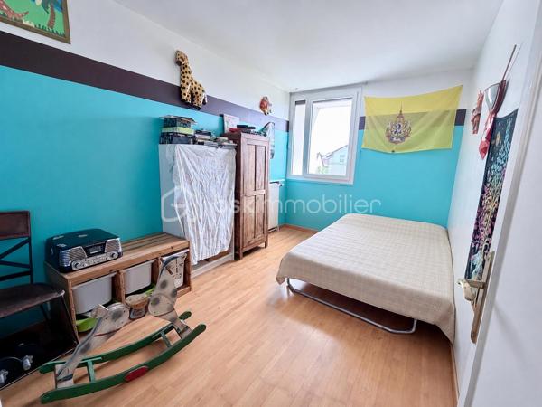 Idéalement située dans le quartier recherché de l'Avenue de la République à Meaux, cette maison mitoyenne en petite copropriété de 123m² loi Carrez et 152m² de surface au sol offre un cadre de vie pratique et agréable, à proximité immédiate des commerces, écoles et transports.

Dès l'entrée, vous découvrirez une vaste pièce de vie traversante de plus de 44 m² comprenant un séjour lumineux de 35 m² et une cuisine ouverte de 9 m², idéale pour partager de beaux moments en famille ou entre amis. Un WC indépendant complète ce niveau.

À l'étage, l'espace nuit se compose de trois belles chambres, d'une salle d'eau moderne ainsi que d'un second WC indépendant.

Le sous-sol aménagé constitue un véritable atout avec un garage, une chambre supplémentaire, une buanderie, une salle d'eau et un WC, offrant de nombreuses possibilités d'aménagement selon vos besoins.

À l'extérieur, vous profiterez d'un agréable jardin d'environ 180 m², parfait pour les repas en plein air, les jeux des enfants ou les moments de détente.

Les points forts :

Centre-ville de Meaux
Quartier Avenue de la République
Gare à moins de 15 minutes à pied
Commerces et écoles accessibles à pied
Belle pièce de vie de plus de 44 m²
3 chambres + chambre en sous-sol
Garage
Jardin d'environ 180 m²
Petite copropriété

Une maison fonctionnelle et idéalement située, offrant de beaux volumes et un emplacement privilégié pour une vie de famille confortable.