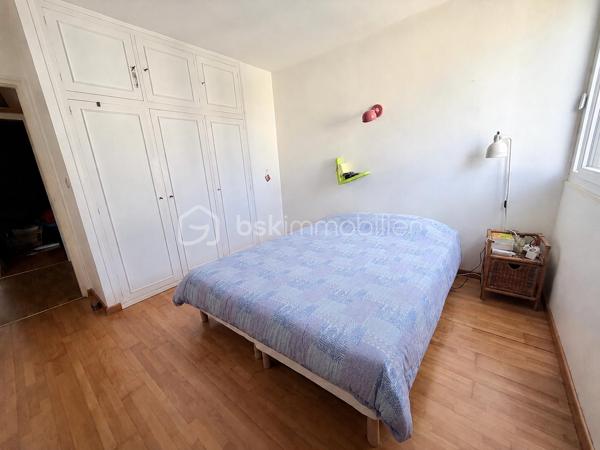 Idéalement située dans le quartier recherché de l'Avenue de la République à Meaux, cette maison mitoyenne en petite copropriété de 123m² loi Carrez et 152m² de surface au sol offre un cadre de vie pratique et agréable, à proximité immédiate des commerces, écoles et transports.

Dès l'entrée, vous découvrirez une vaste pièce de vie traversante de plus de 44 m² comprenant un séjour lumineux de 35 m² et une cuisine ouverte de 9 m², idéale pour partager de beaux moments en famille ou entre amis. Un WC indépendant complète ce niveau.

À l'étage, l'espace nuit se compose de trois belles chambres, d'une salle d'eau moderne ainsi que d'un second WC indépendant.

Le sous-sol aménagé constitue un véritable atout avec un garage, une chambre supplémentaire, une buanderie, une salle d'eau et un WC, offrant de nombreuses possibilités d'aménagement selon vos besoins.

À l'extérieur, vous profiterez d'un agréable jardin d'environ 180 m², parfait pour les repas en plein air, les jeux des enfants ou les moments de détente.

Les points forts :

Centre-ville de Meaux
Quartier Avenue de la République
Gare à moins de 15 minutes à pied
Commerces et écoles accessibles à pied
Belle pièce de vie de plus de 44 m²
3 chambres + chambre en sous-sol
Garage
Jardin d'environ 180 m²
Petite copropriété

Une maison fonctionnelle et idéalement située, offrant de beaux volumes et un emplacement privilégié pour une vie de famille confortable.