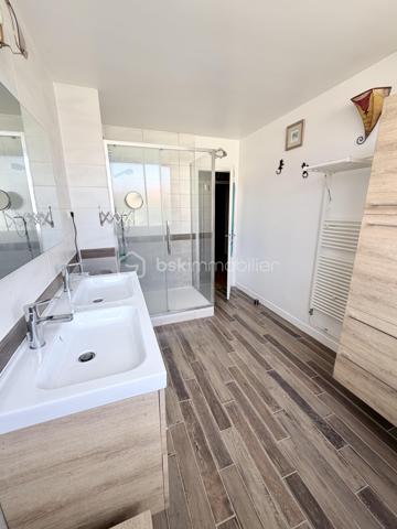 Idéalement située dans le quartier recherché de l'Avenue de la République à Meaux, cette maison mitoyenne en petite copropriété de 123m² loi Carrez et 152m² de surface au sol offre un cadre de vie pratique et agréable, à proximité immédiate des commerces, écoles et transports.

Dès l'entrée, vous découvrirez une vaste pièce de vie traversante de plus de 44 m² comprenant un séjour lumineux de 35 m² et une cuisine ouverte de 9 m², idéale pour partager de beaux moments en famille ou entre amis. Un WC indépendant complète ce niveau.

À l'étage, l'espace nuit se compose de trois belles chambres, d'une salle d'eau moderne ainsi que d'un second WC indépendant.

Le sous-sol aménagé constitue un véritable atout avec un garage, une chambre supplémentaire, une buanderie, une salle d'eau et un WC, offrant de nombreuses possibilités d'aménagement selon vos besoins.

À l'extérieur, vous profiterez d'un agréable jardin d'environ 180 m², parfait pour les repas en plein air, les jeux des enfants ou les moments de détente.

Les points forts :

Centre-ville de Meaux
Quartier Avenue de la République
Gare à moins de 15 minutes à pied
Commerces et écoles accessibles à pied
Belle pièce de vie de plus de 44 m²
3 chambres + chambre en sous-sol
Garage
Jardin d'environ 180 m²
Petite copropriété

Une maison fonctionnelle et idéalement située, offrant de beaux volumes et un emplacement privilégié pour une vie de famille confortable.