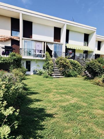 Idéalement située dans le quartier recherché de l'Avenue de la République à Meaux, cette maison mitoyenne en petite copropriété de 123m² loi Carrez et 152m² de surface au sol offre un cadre de vie pratique et agréable, à proximité immédiate des commerces, écoles et transports.

Dès l'entrée, vous découvrirez une vaste pièce de vie traversante de plus de 44 m² comprenant un séjour lumineux de 35 m² et une cuisine ouverte de 9 m², idéale pour partager de beaux moments en famille ou entre amis. Un WC indépendant complète ce niveau.

À l'étage, l'espace nuit se compose de trois belles chambres, d'une salle d'eau moderne ainsi que d'un second WC indépendant.

Le sous-sol aménagé constitue un véritable atout avec un garage, une chambre supplémentaire, une buanderie, une salle d'eau et un WC, offrant de nombreuses possibilités d'aménagement selon vos besoins.

À l'extérieur, vous profiterez d'un agréable jardin d'environ 180 m², parfait pour les repas en plein air, les jeux des enfants ou les moments de détente.

Les points forts :

Centre-ville de Meaux
Quartier Avenue de la République
Gare à moins de 15 minutes à pied
Commerces et écoles accessibles à pied
Belle pièce de vie de plus de 44 m²
3 chambres + chambre en sous-sol
Garage
Jardin d'environ 180 m²
Petite copropriété

Une maison fonctionnelle et idéalement située, offrant de beaux volumes et un emplacement privilégié pour une vie de famille confortable.