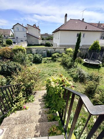 Idéalement située dans le quartier recherché de l'Avenue de la République à Meaux, cette maison mitoyenne en petite copropriété de 123m² loi Carrez et 152m² de surface au sol offre un cadre de vie pratique et agréable, à proximité immédiate des commerces, écoles et transports.

Dès l'entrée, vous découvrirez une vaste pièce de vie traversante de plus de 44 m² comprenant un séjour lumineux de 35 m² et une cuisine ouverte de 9 m², idéale pour partager de beaux moments en famille ou entre amis. Un WC indépendant complète ce niveau.

À l'étage, l'espace nuit se compose de trois belles chambres, d'une salle d'eau moderne ainsi que d'un second WC indépendant.

Le sous-sol aménagé constitue un véritable atout avec un garage, une chambre supplémentaire, une buanderie, une salle d'eau et un WC, offrant de nombreuses possibilités d'aménagement selon vos besoins.

À l'extérieur, vous profiterez d'un agréable jardin d'environ 180 m², parfait pour les repas en plein air, les jeux des enfants ou les moments de détente.

Les points forts :

Centre-ville de Meaux
Quartier Avenue de la République
Gare à moins de 15 minutes à pied
Commerces et écoles accessibles à pied
Belle pièce de vie de plus de 44 m²
3 chambres + chambre en sous-sol
Garage
Jardin d'environ 180 m²
Petite copropriété

Une maison fonctionnelle et idéalement située, offrant de beaux volumes et un emplacement privilégié pour une vie de famille confortable.