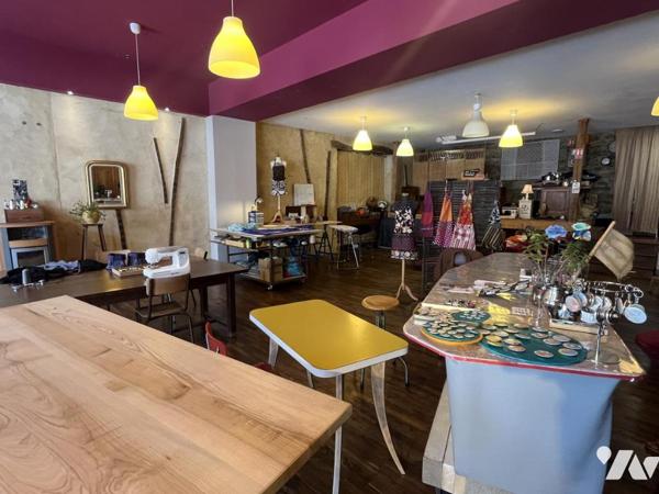 MONCONTOUR - Immeuble de rapport comprenant commerce et appartement