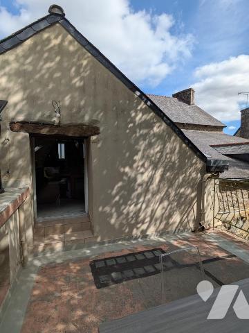 MONCONTOUR - Immeuble de rapport comprenant commerce et appartement