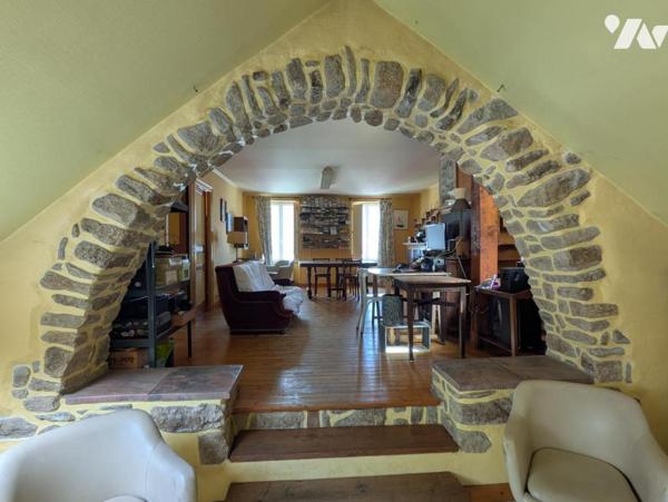 MONCONTOUR - Immeuble de rapport comprenant commerce et appartement